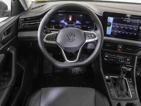 Used 2026 Volkswagen Jetta SE FWD image 34