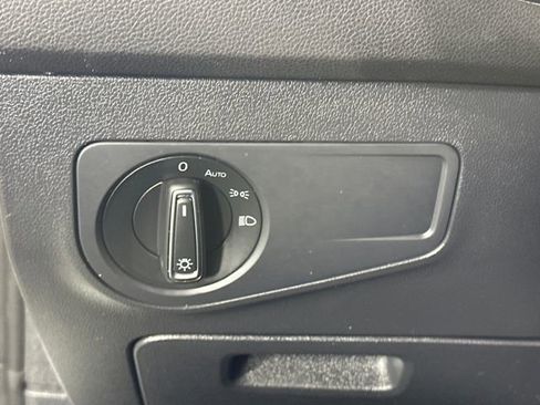 Used 2021 Volkswagen Tiguan SE image 19