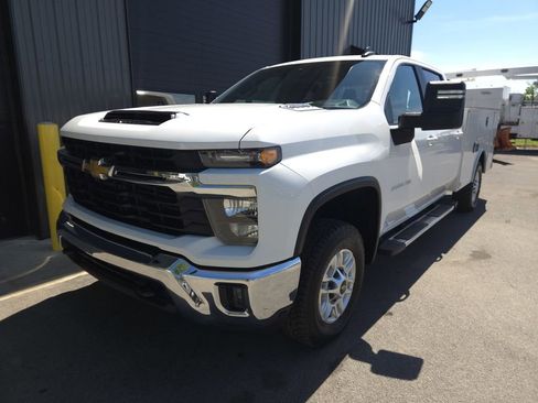 Used 2024 Chevrolet Silverado 2500 LT w/ Convenience Package AWD/4WD image 2