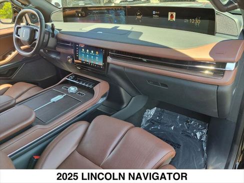 Certified 2025 Lincoln Navigator Reserve AWD/4WD image 27