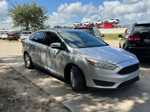 Used 2018 Ford Focus SE FWD image 4