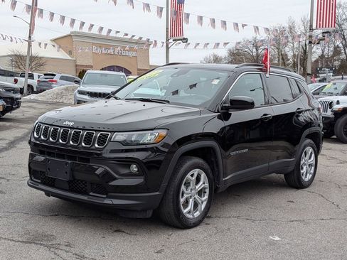 Used 2024 Jeep Compass Latitude image 2
