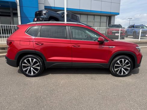 Used 2023 Volkswagen Taos SE w/ Panoramic Sunroof Package image 6