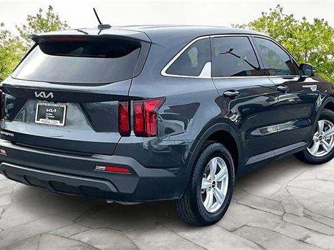 Used 2023 Kia Sorento LX image 2