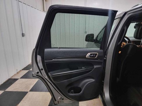 Used 2017 Jeep Grand Cherokee Limited image 19