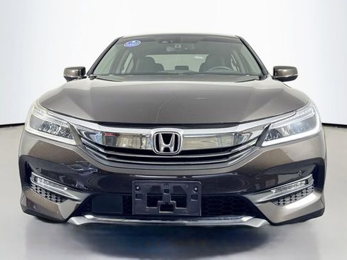 Used 2017 Honda Accord Touring image 2