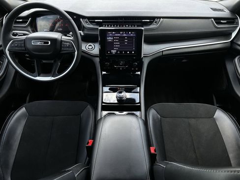 Used 2023 Jeep Grand Cherokee L Laredo RWD image 10