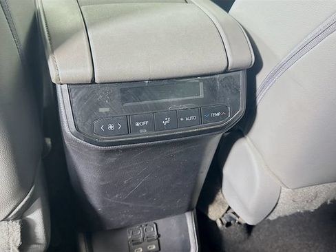 Used 2023 Toyota Highlander XLE AWD/4WD image 25