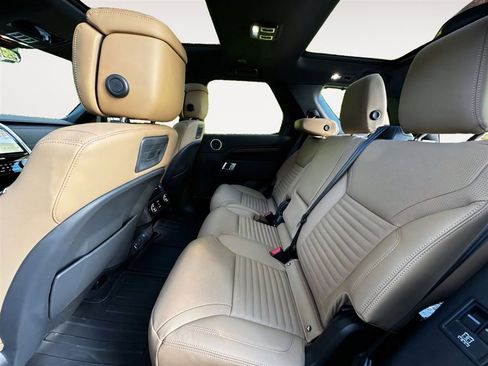 New 2025 Land Rover Discovery Dynamic SE image 16