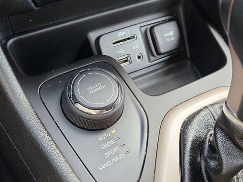 Certified 2017 Jeep Cherokee Limited image 25