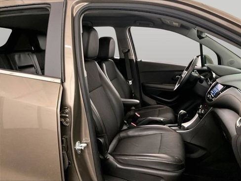 Used 2020 Chevrolet Trax LT w/ LT Convenience Package AWD/4WD image 7