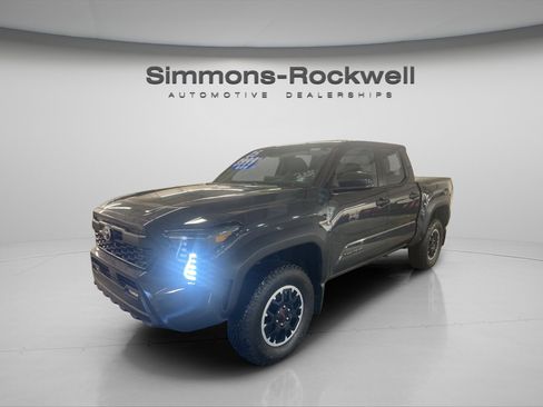 Used 2025 Toyota Tacoma SR5 image 2