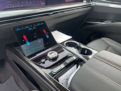 Used 2025 Cadillac Escalade Premium Luxury image 37