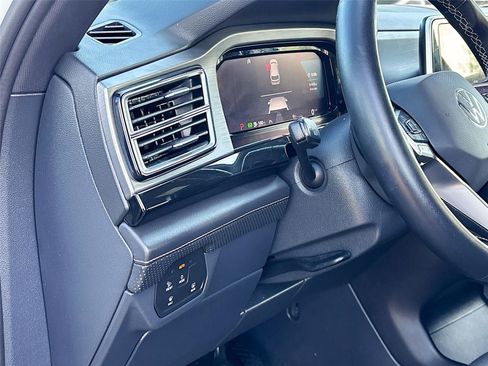 Used 2025 Volkswagen Atlas Cross Sport SE image 10