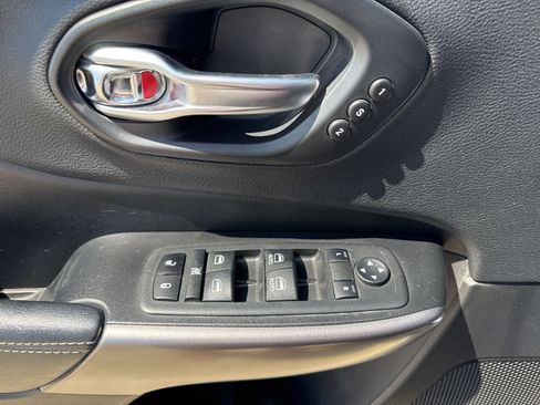 Used 2019 Jeep Cherokee Limited AWD/4WD image 12