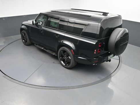 Used 2025 Land Rover Defender 130 X-Dynamic SE image 33