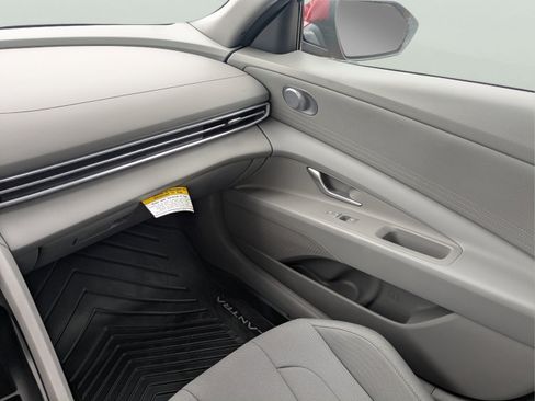 Certified 2025 Hyundai Elantra SE FWD image 14