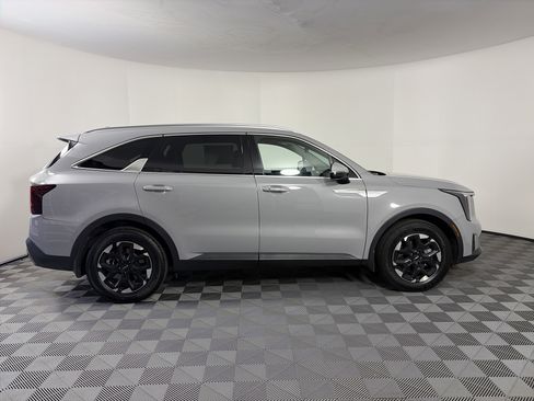 Used 2025 Kia Sorento S w/ Panoramic Sunroof Package image 11