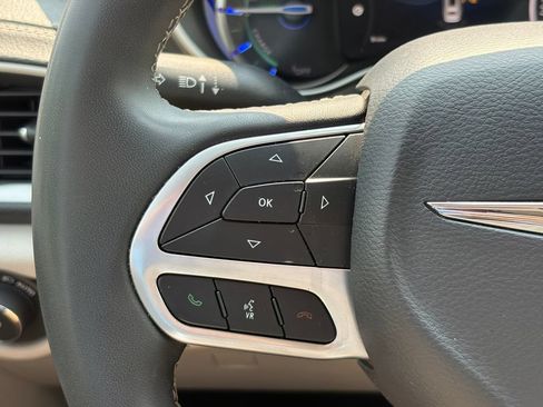 Used 2023 Chrysler Pacifica Touring-L FWD image 39