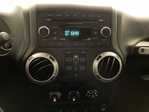 Used 2018 Jeep Wrangler Unlimited Sahara image 14