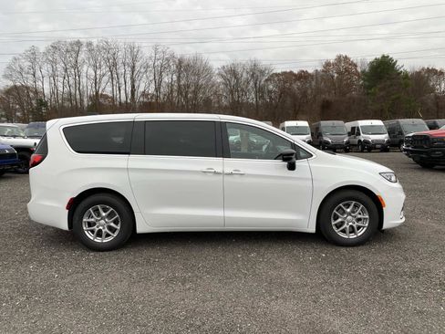 New 2026 Chrysler Pacifica Select image 2