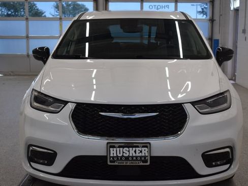 Used 2024 Chrysler Pacifica Touring-L FWD image 3