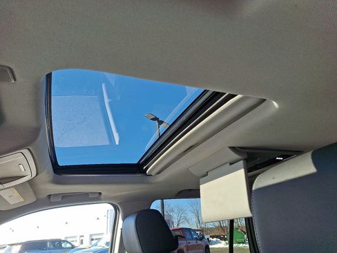 Used 2017 GMC Yukon SLT w/ Premium Edition image 14