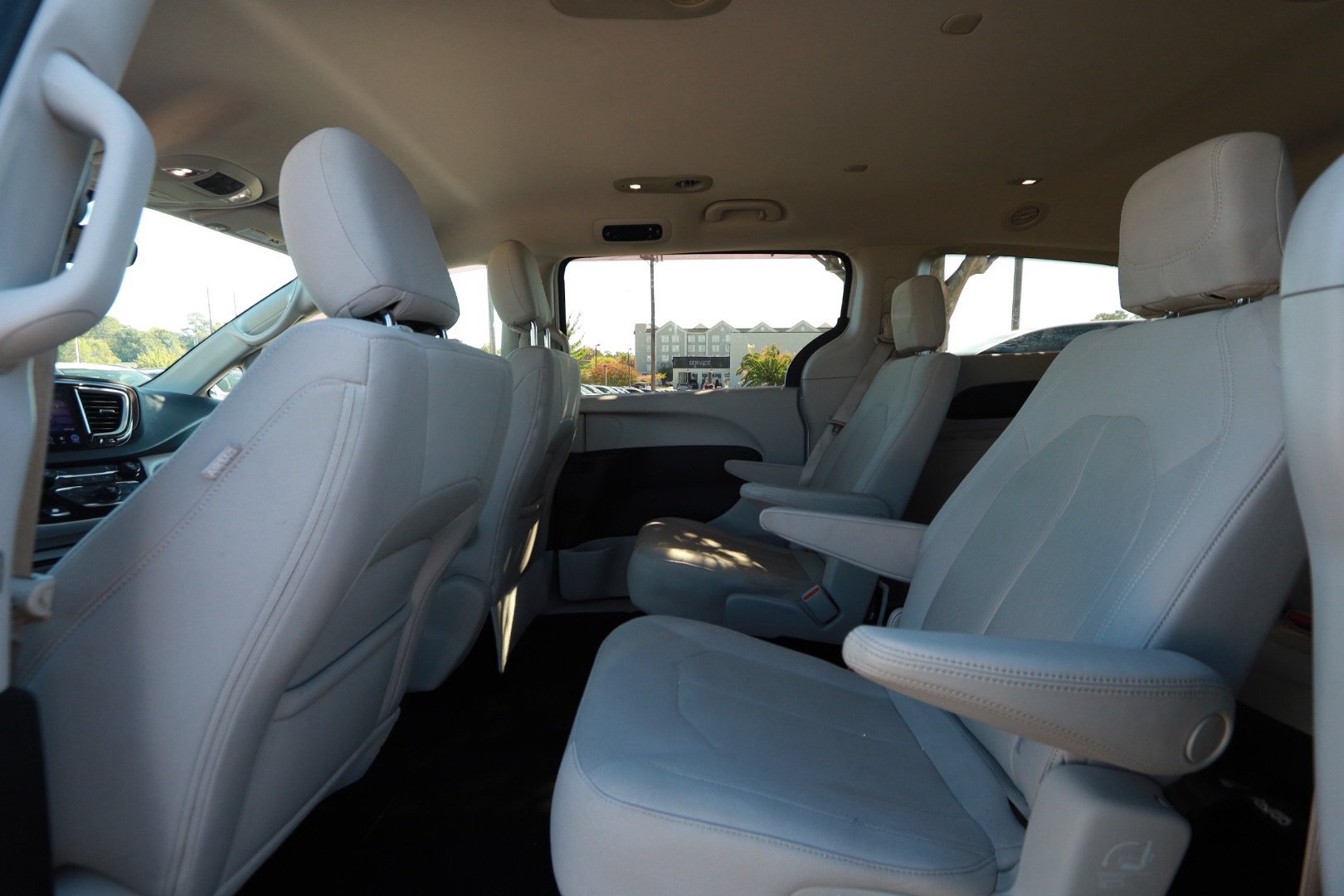 Used 2017 Chrysler Pacifica Touring w/ Tire & Wheel Group FWD image 22