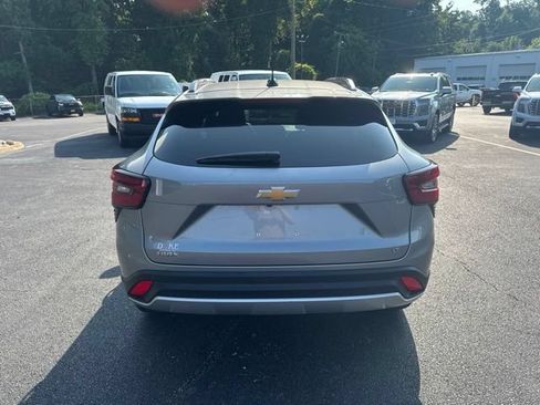 Used 2025 Chevrolet Trax LT w/ Driver Confidence Package FWD image 17