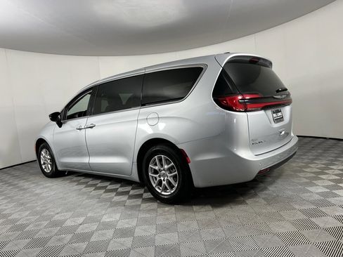 Certified 2024 Chrysler Pacifica Touring-L image 7