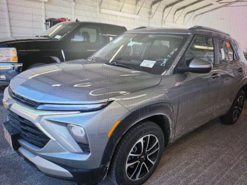 Used 2025 Chevrolet TrailBlazer LT image 2