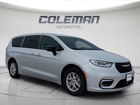 Used 2024 Chrysler Pacifica Touring-L FWD image 7