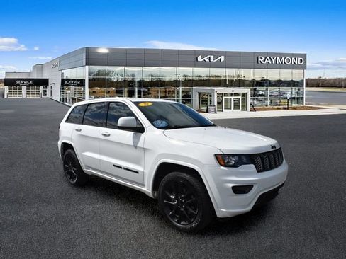 Used 2020 Jeep Grand Cherokee Altitude AWD/4WD image 11