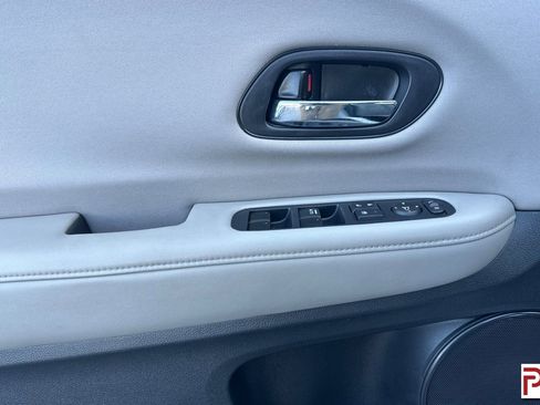 Used 2017 Honda HR-V LX image 11