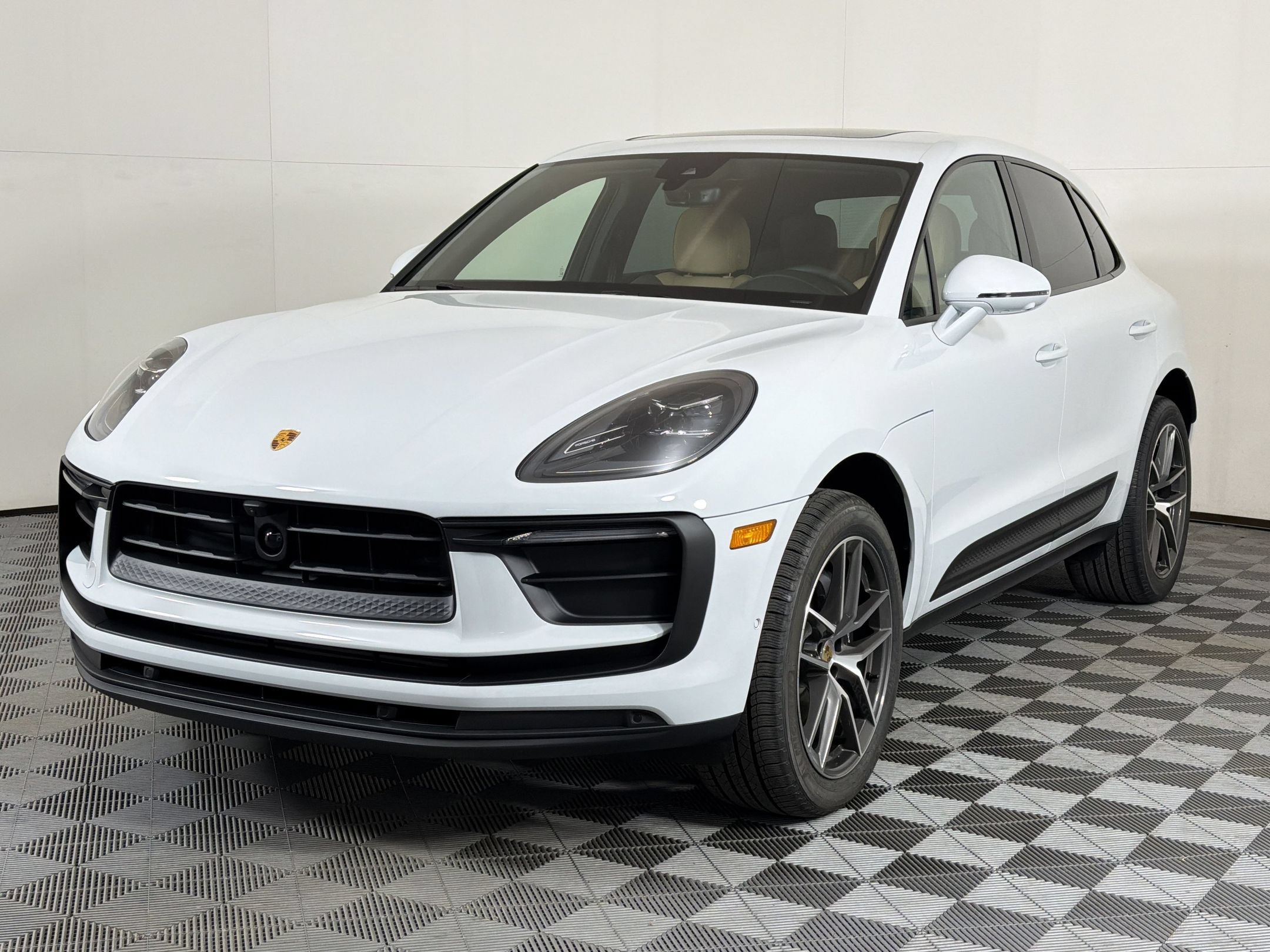 Used 2026 Porsche Macan AWD/4WD image 1