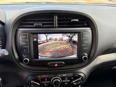Used 2025 Kia Soul LX w/ LX Technology Package FWD image 20