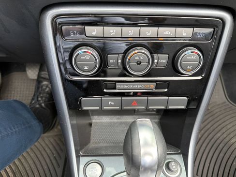 Used 2018 Volkswagen Beetle 2.0T SE FWD image 17