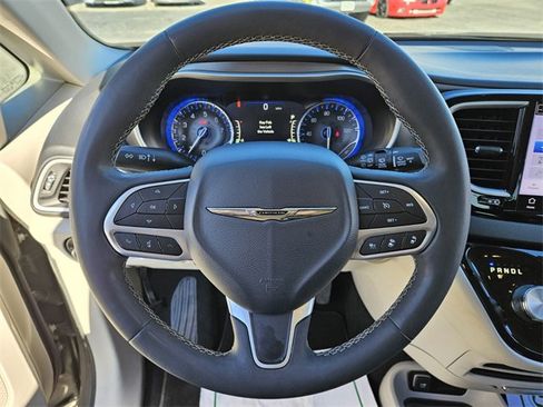 Used 2023 Chrysler Pacifica Touring-L image 24
