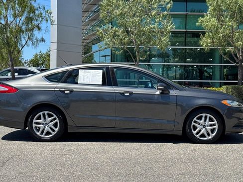 Used 2015 Ford Fusion SE FWD image 3