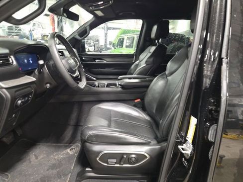 Used 2023 Jeep Wagoneer Series III w/ Preferred Equipment Group image 13