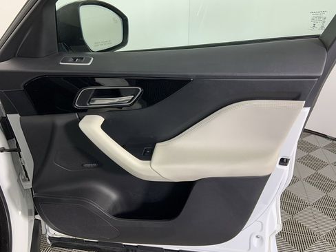 Used 2017 Jaguar F-PACE R-Sport image 26
