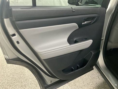 Used 2022 Toyota Highlander XLE image 19