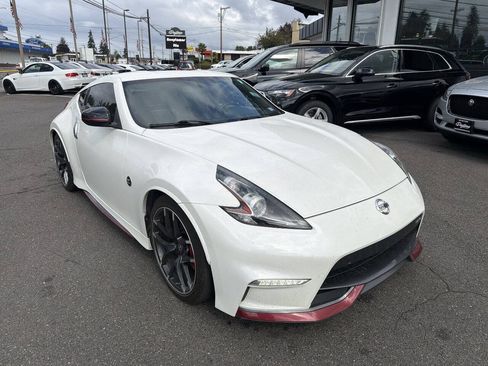 Used 2017 Nissan 370Z NISMO RWD image 2