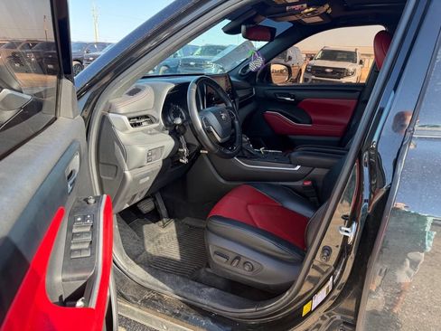 Used 2022 Toyota Highlander XSE FWD image 9