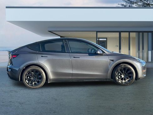 Used 2021 Tesla Model Y Long Range image 3