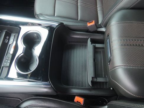 Used 2025 Chevrolet Suburban High Country image 23