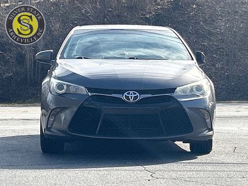 Used 2016 Toyota Camry SE image 2