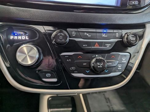 Used 2024 Chrysler Pacifica Touring-L FWD image 16