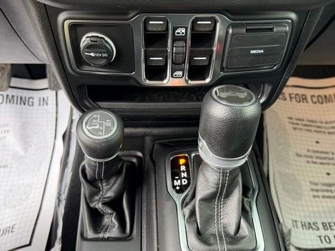 Used 2024 Jeep Wrangler Unlimited w/ Convenience Group AWD/4WD image 29