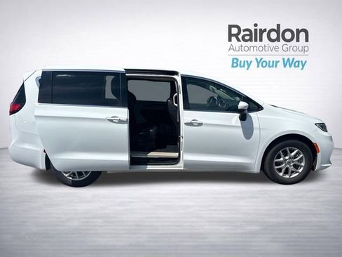 Used 2023 Chrysler Pacifica Touring-L FWD image 14